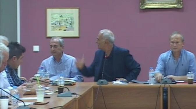 Χαμός με Βαρεμένο και δήμαρχο! Χτύπησε το χέρι στο τραπέζι ο βουλευτής του ΣΥΡΙΖΑ – Βίντεο